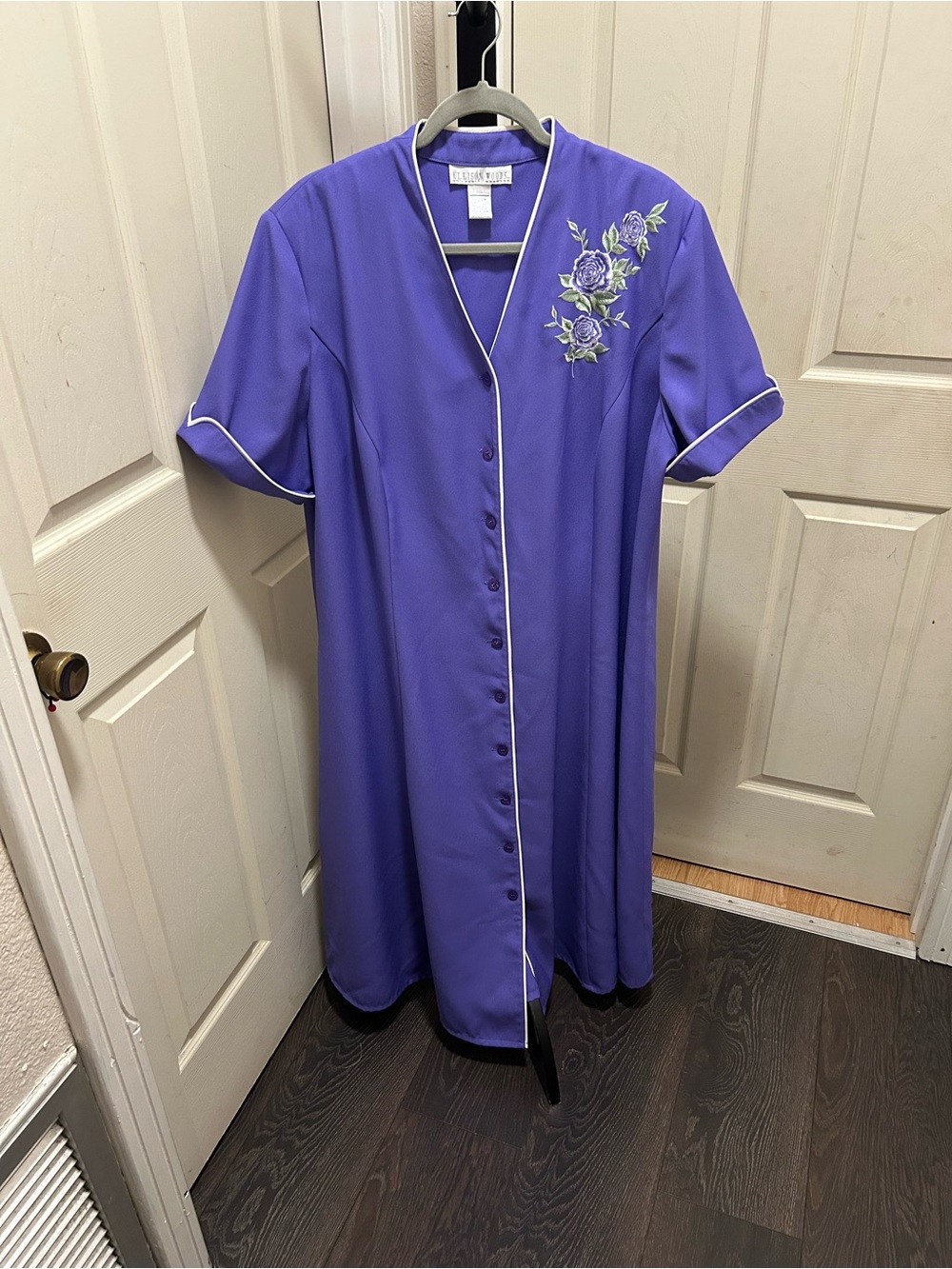 VTG Purple Button Up Housecoat Duster Dress with  Floral Embroidery
